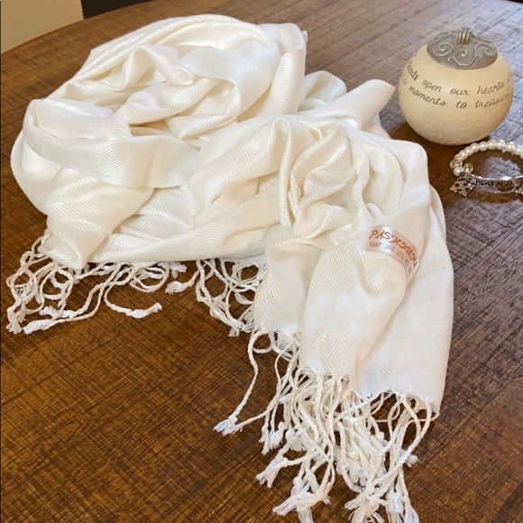 pashmina Accessories - Beautiful Pashmina EUC Gorgeous cream colored wrap